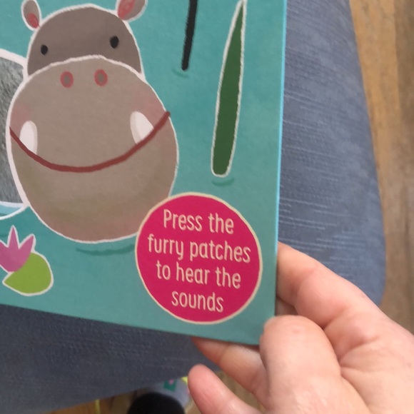 Don't tickle the hippo kids board book - Picture 6 of 12